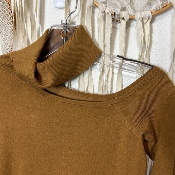 L'Agence Gold Nicky Cut Out Turtleneck Long Sleeve Sweater - Picture 7 of 12